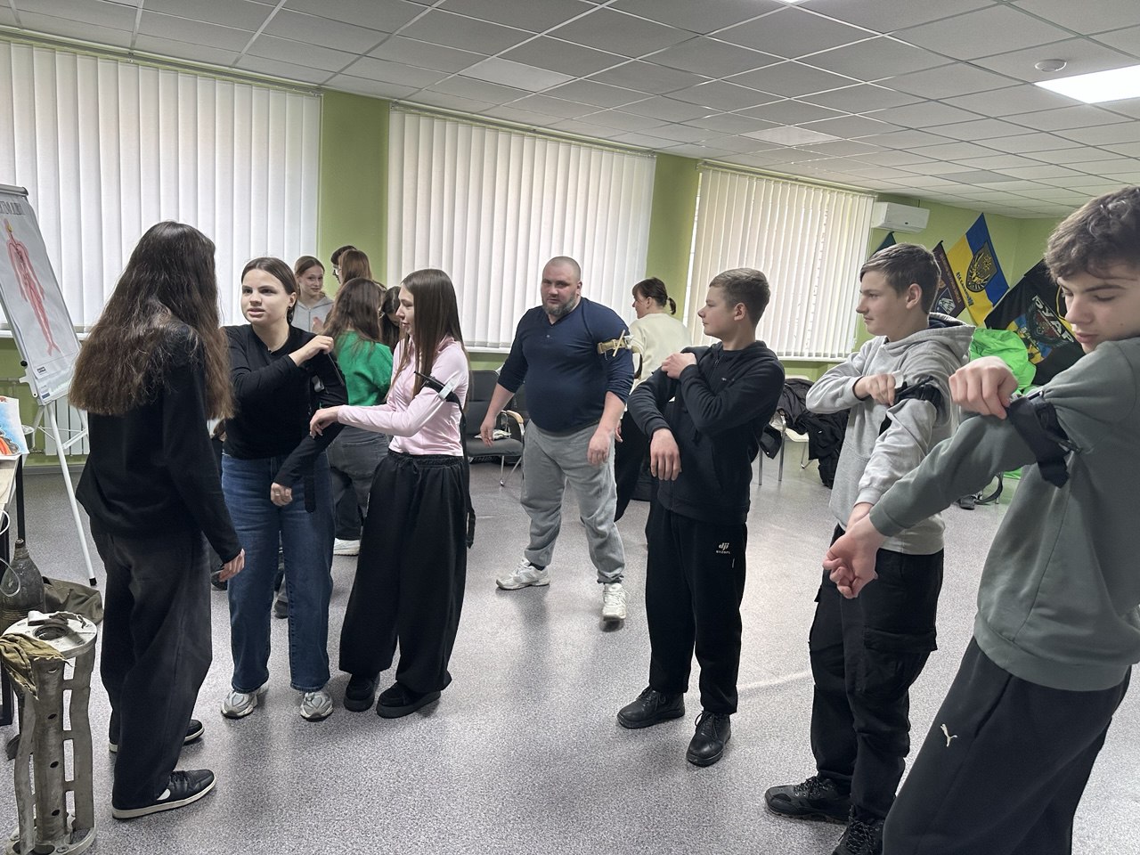 Навыки, полезные каждому: в Ветеранском пространстве Каменского продолжаются занятия для школьников