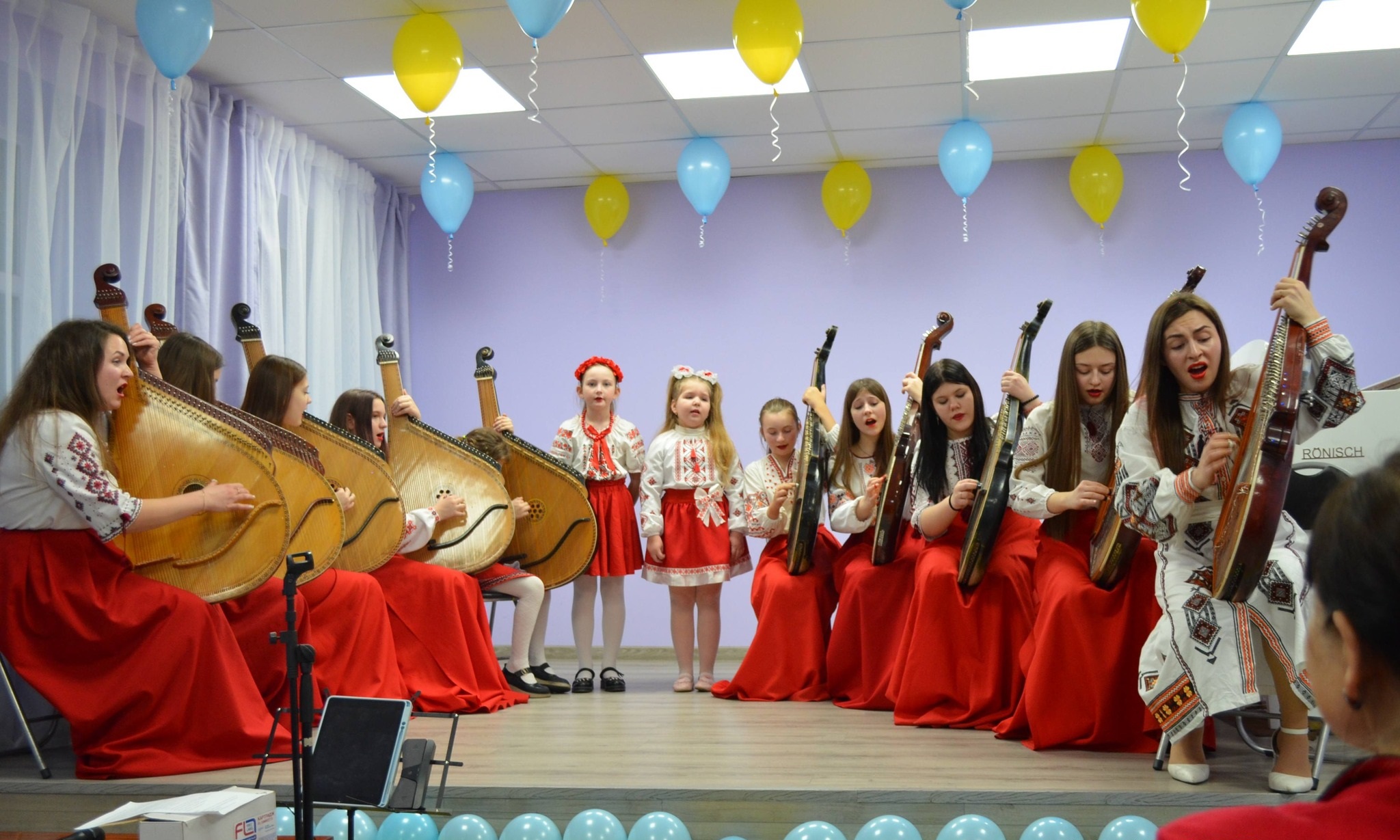 В школе искусств Каменского состоялся праздничный концерт ко Дню единения