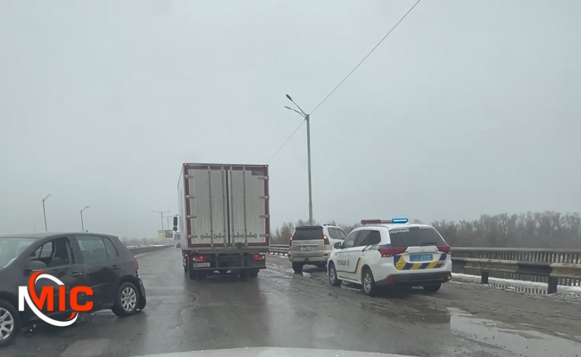 Зранку в Кам’янському сталося щонайменше три ДТП на мосту через Дніпро