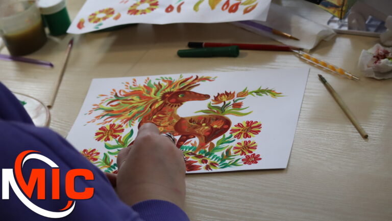 Магія петриківського пензля: у Кам’янському малювали символ року — Вогняного коня