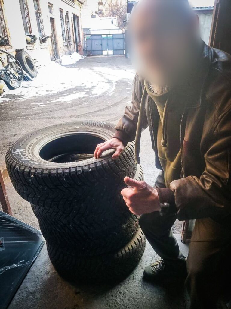 З Кам’янського на фронт передали комплект шин для бойового транспорту 54-ї бригади