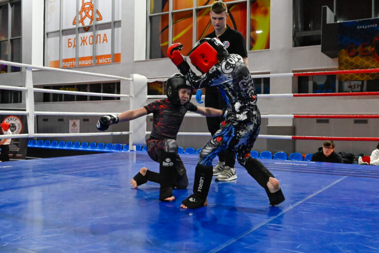 У Кам’янському пройшов чемпіонат із козацького двобою, в якому взяли участь понад 300 бійців