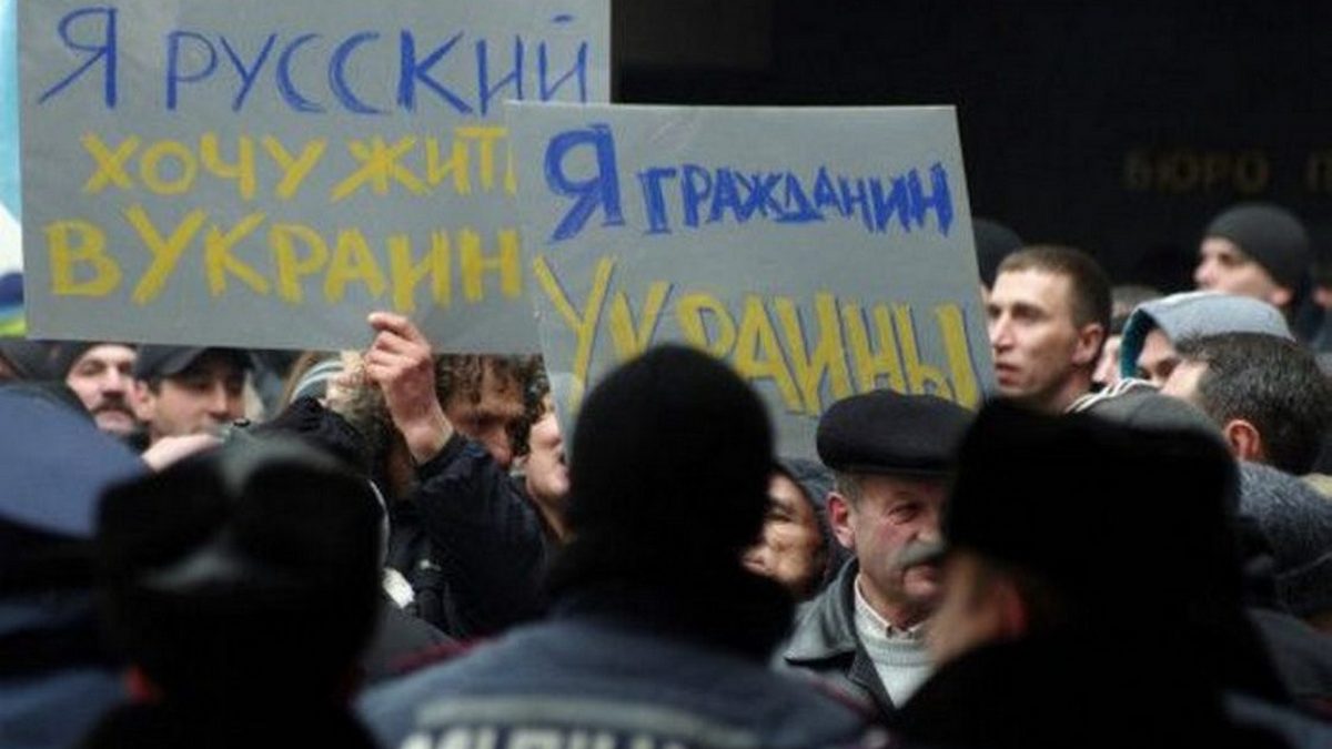 У День спротиву окупації Криму та Севастополя в Кам’янському підняли кримськотатарський прапор