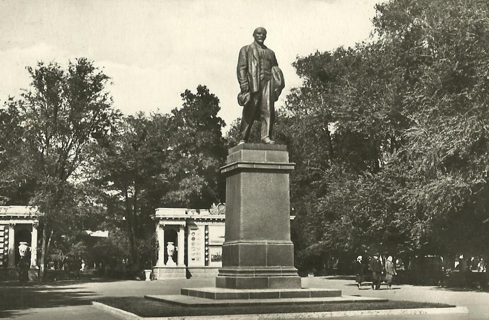 12 лет назад в Каменском снесли главный советский памятник