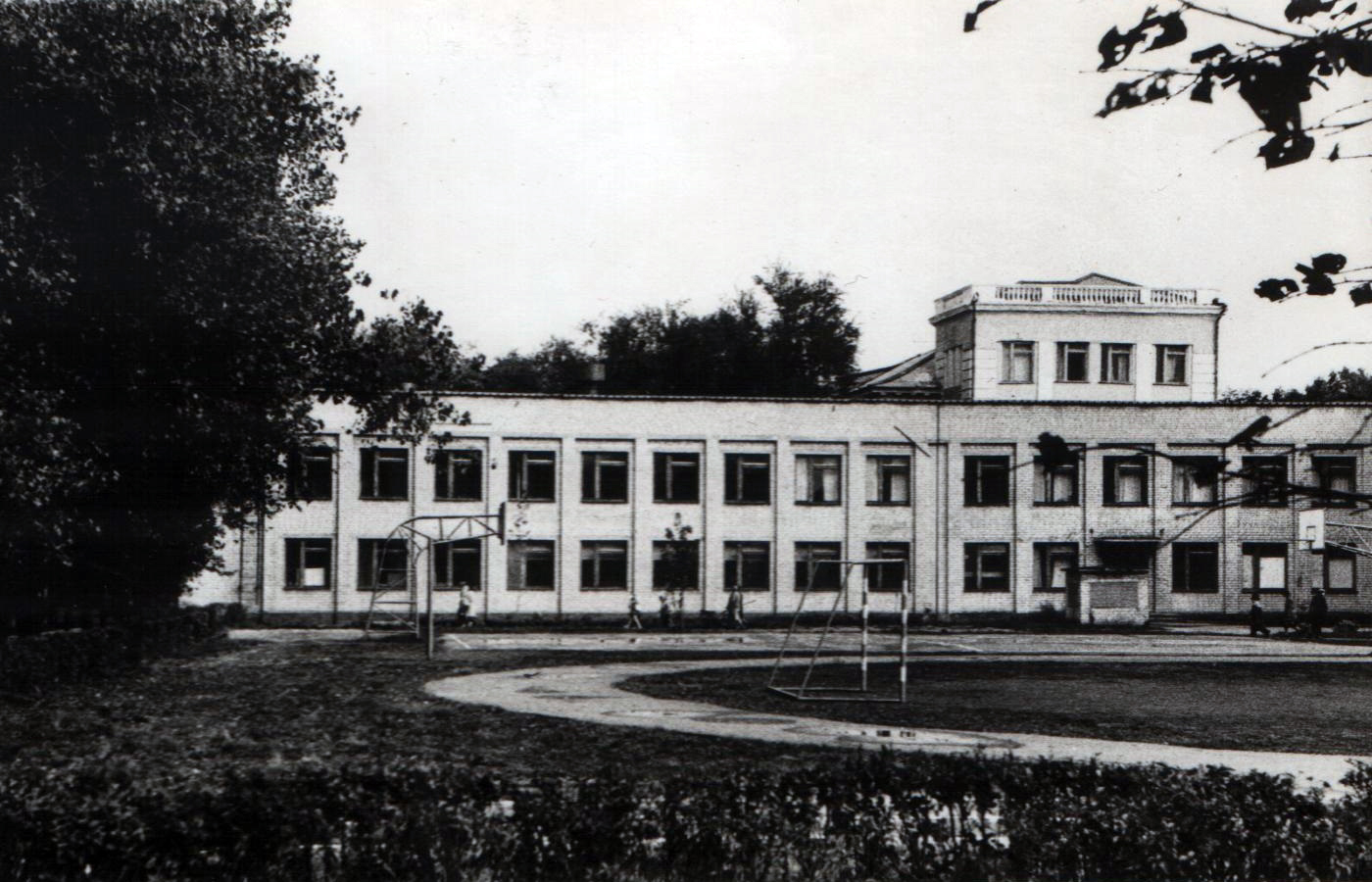 Двічі найбільша: з історії першої школи кам’янського Соцміста