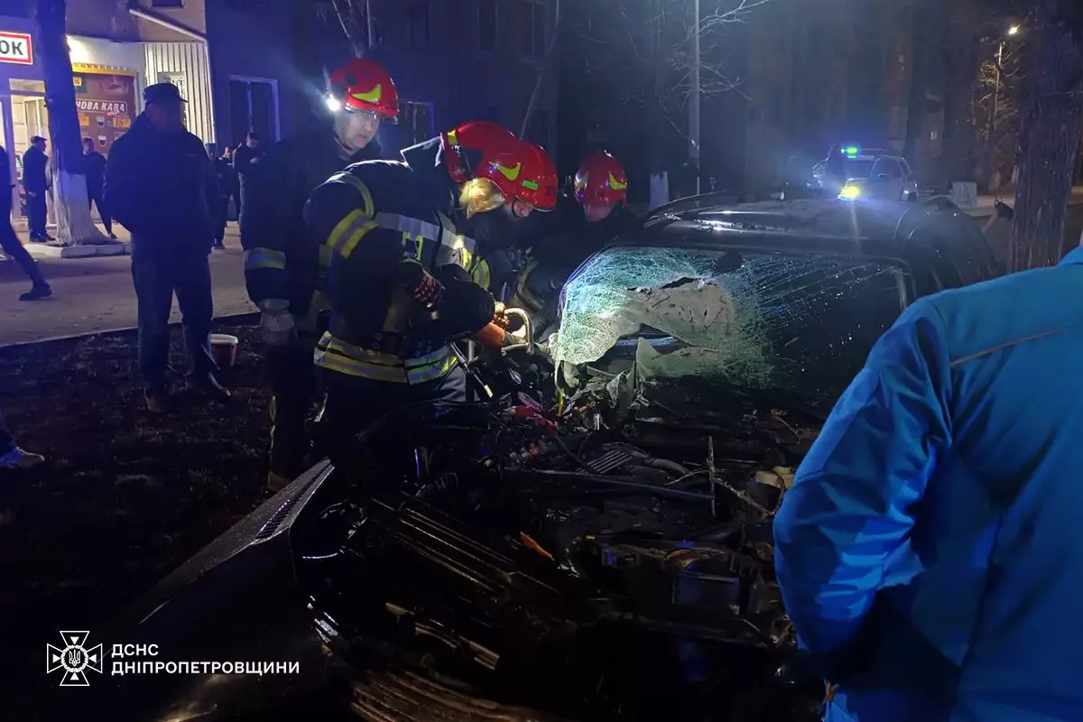 ДТП у Кам’янському районі: рятувальники визволяли постраждалу жінку з розбитого авто