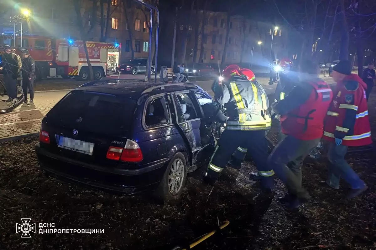 ДТП у Кам’янському районі: рятувальники визволяли постраждалу жінку з розбитого авто