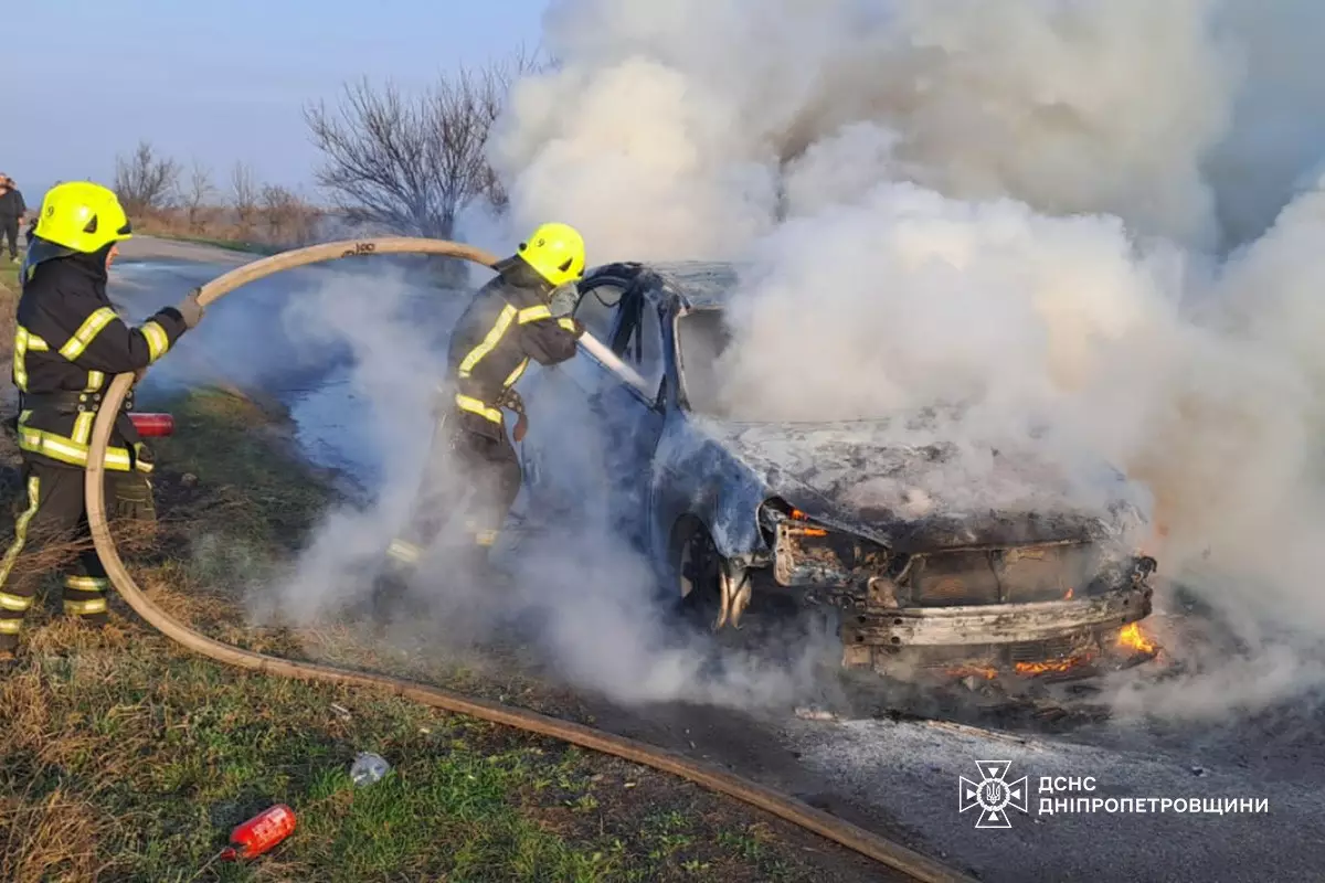 У селищі біля Кам’янського вогонь знищив легковий автомобіль
