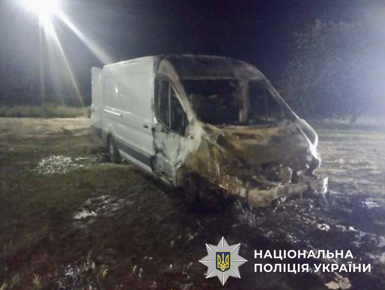 На Днепропетровщине трое мужчин подожгли автомобиль и ритуальный магазин