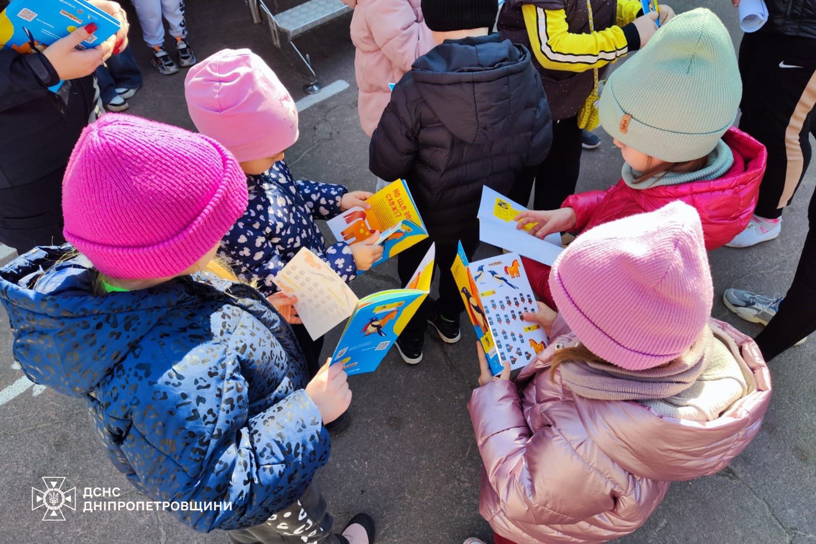 Спасатели и полицейские провели занятия по безопасности для самых маленьких каменчан
