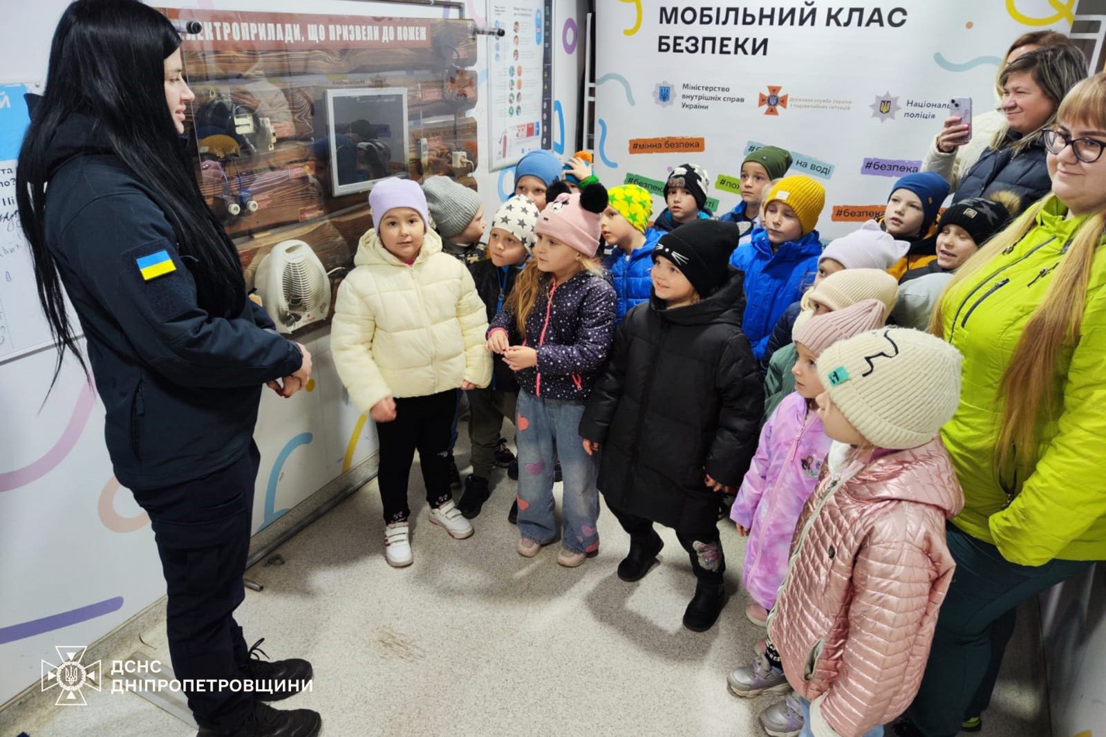 Спасатели и полицейские провели занятия по безопасности для самых маленьких каменчан