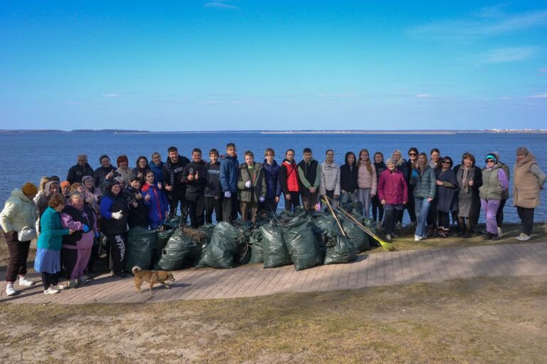 Весняна толока на Романківській набережній: мешканці Кам’янського об’єдналися заради благоустрою рідного міста