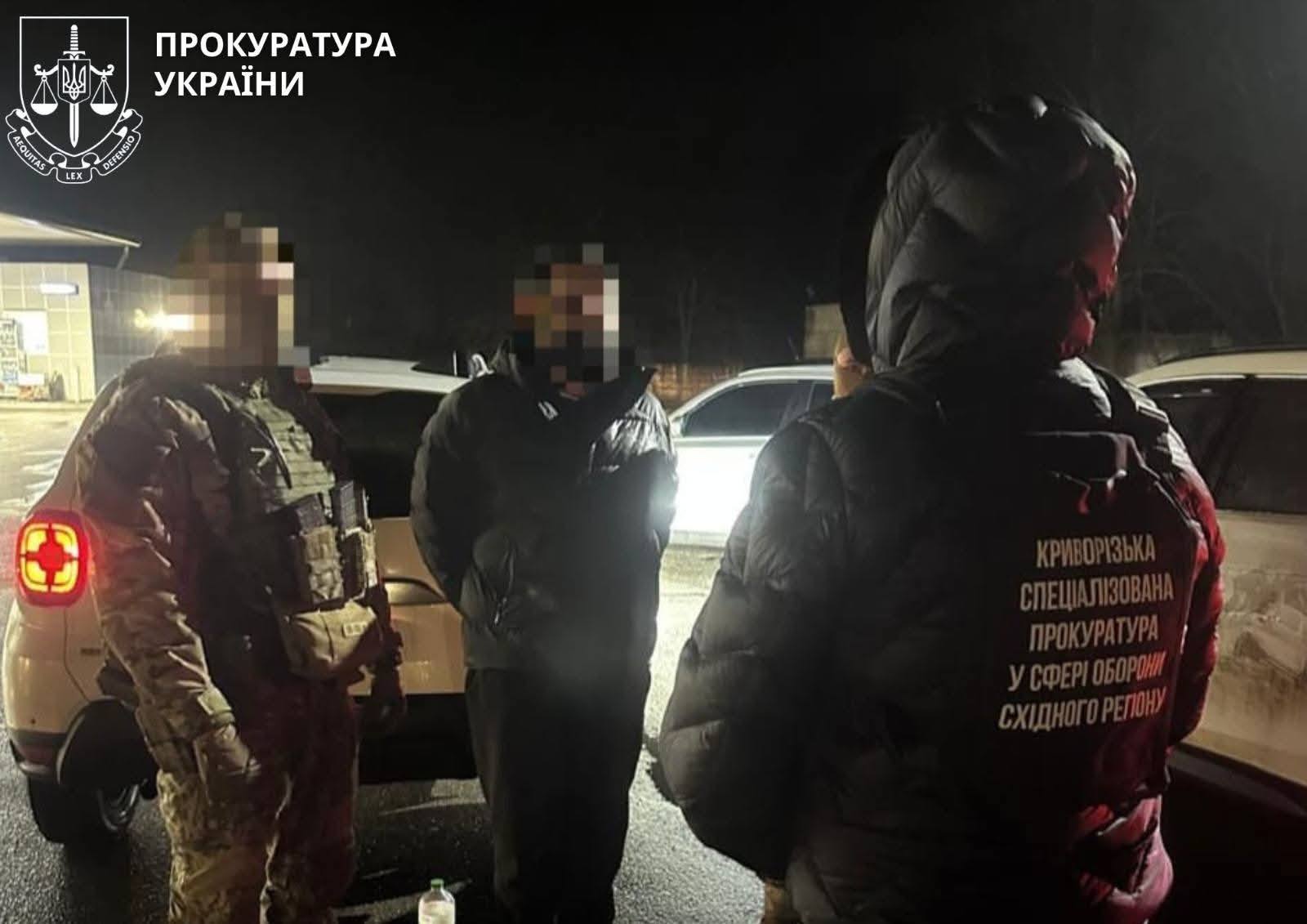 На Дніпропетровщині двоє спритників за гроші вивозили дезертирів із військової частини