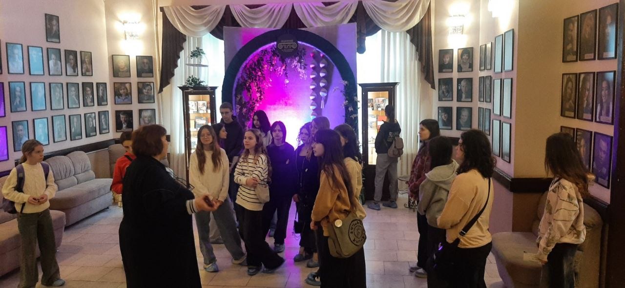 Юні митці Кам’янського здійснили подорож за театральні лаштунки