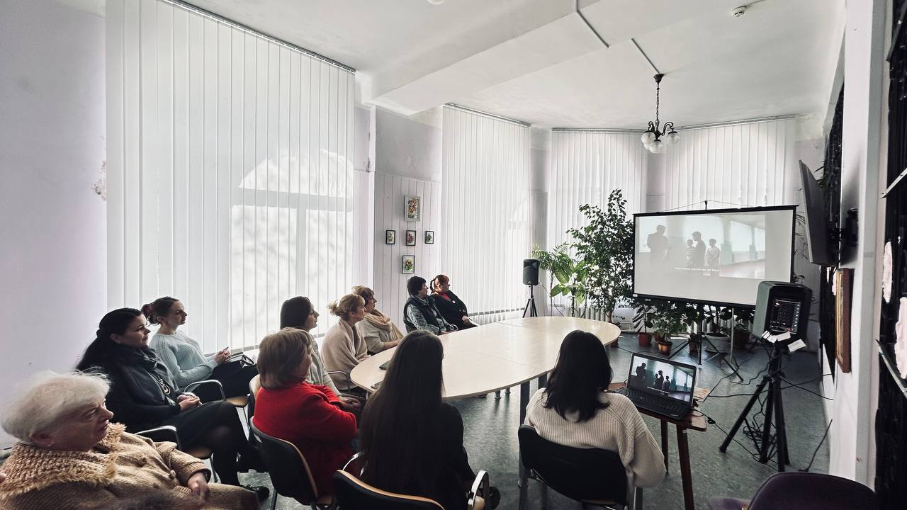 У бібліотеці Кам’янського вшанували культуру й традиції ромського народу