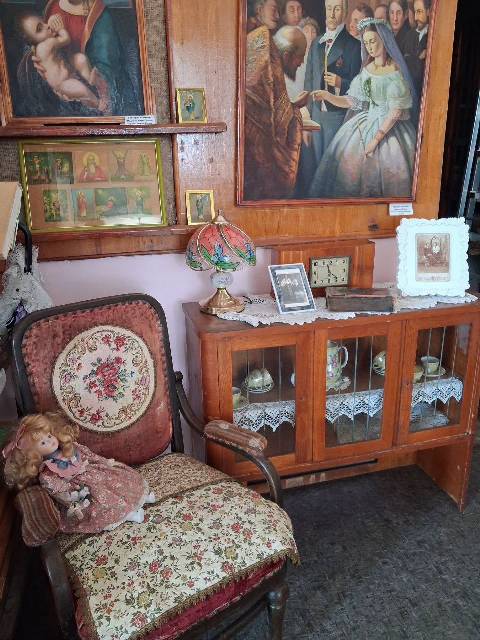 Дух истории Каменского: в центральной городской библиотеке рассказали об экспонатах музейной комнаты