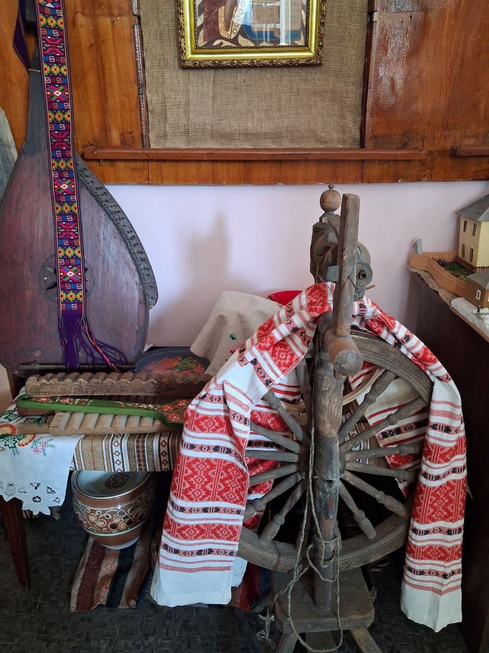 Дух истории Каменского: в центральной городской библиотеке рассказали об экспонатах музейной комнаты