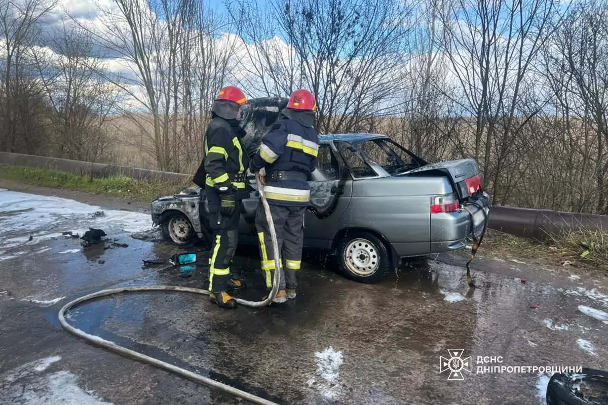 Пожарные ликвидировали возгорание автомобиля в Каменском районе