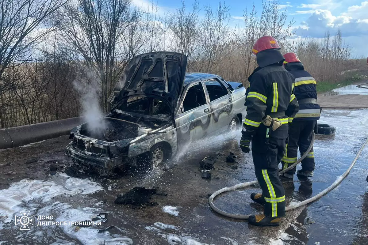 Пожарные ликвидировали возгорание автомобиля в Каменском районе