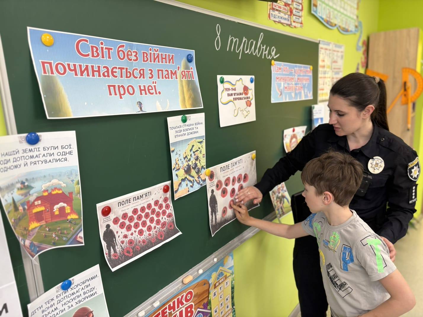 В Каменском правоохранители провели урок памяти для школьников