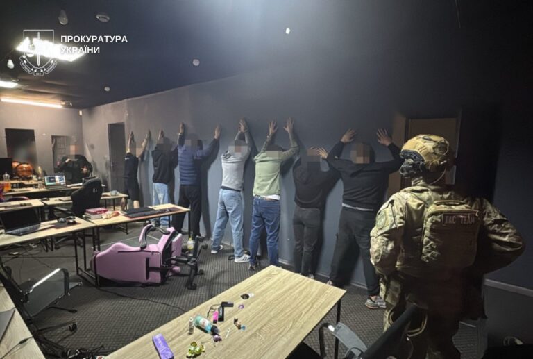 У Кам’янському правоохоронці ліквідували два шахрайські кол-центри: збитки сягають майже 3 мільйонів гривень