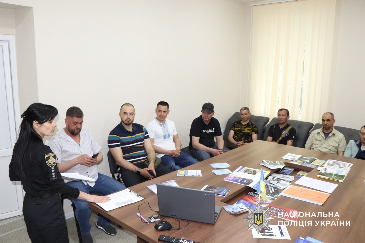 У Кам’янському районі ветерани зустрілися з чотирилапими терапевтами