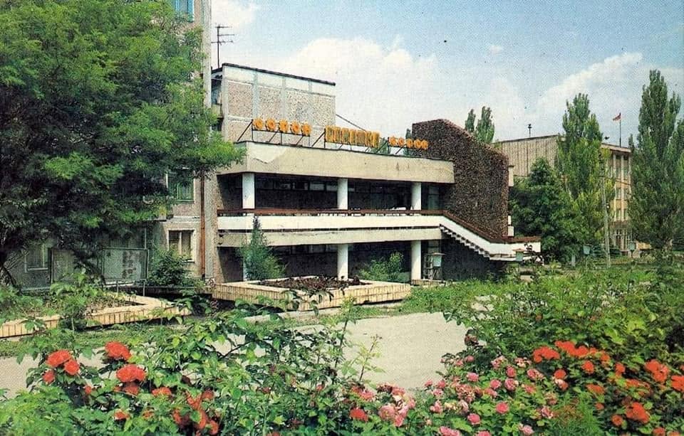 История Каменского в фотографиях: кафе "Снежок" – салон "Ромашка"