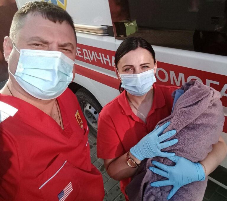 У Кам’янському медики екстреної допомоги успішно прийняли стрімкі пологи на дому