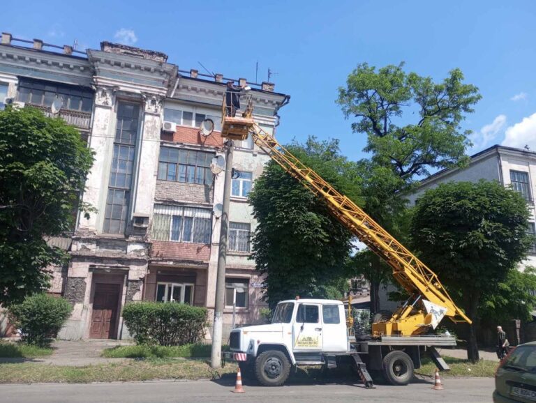 Щоб вулиці Кам’янського були безпечними: на проспекті Гімназичному оновили ліхтарі