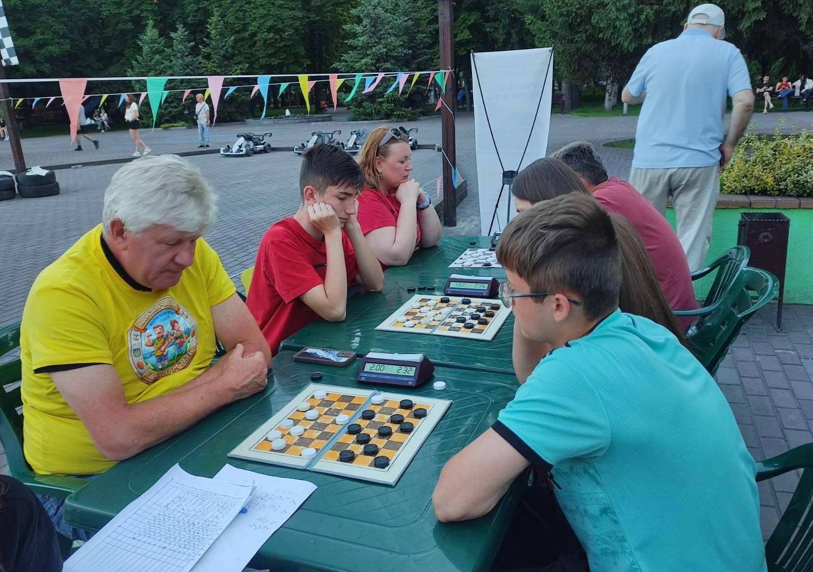 На открытых локациях города продолжаются занятия по программе городского головы "Кам’янчанам – кам’яні мязи!"