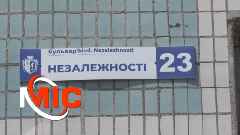 У Кам’янському виник конфлікт через самовільне будівництво балкона та зрізаний дах укриття