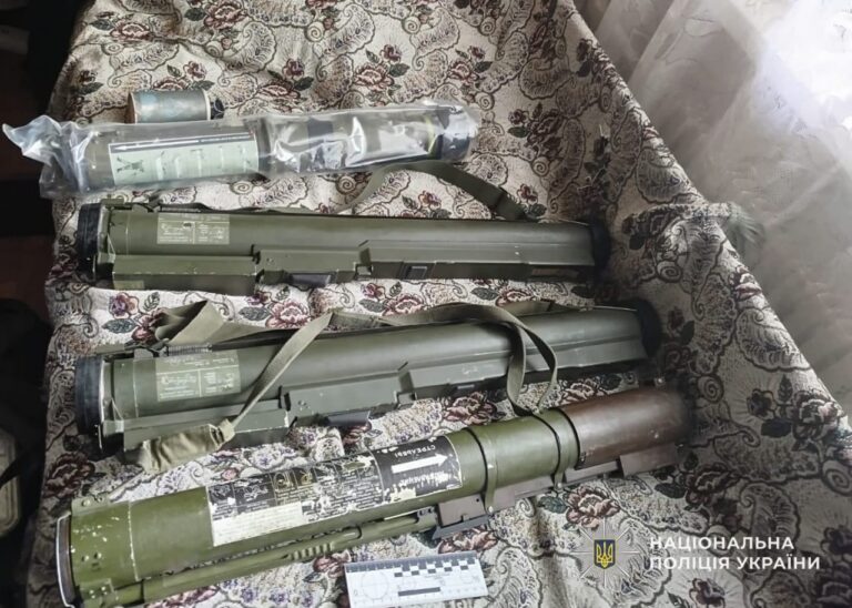 Гранатомети, пластид та сотні набоїв: у Кам’янському накрили домашній склад зброї