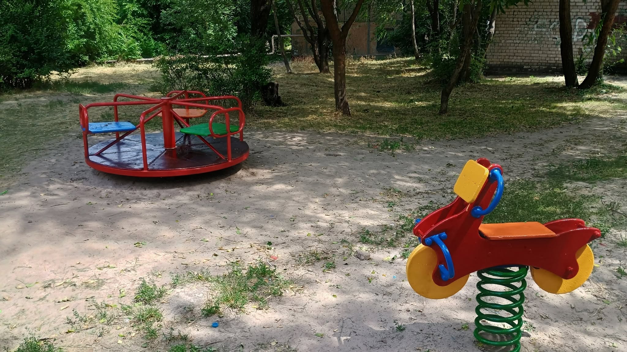 У Кам’янському впорядковують квітники та дитячі майданчики