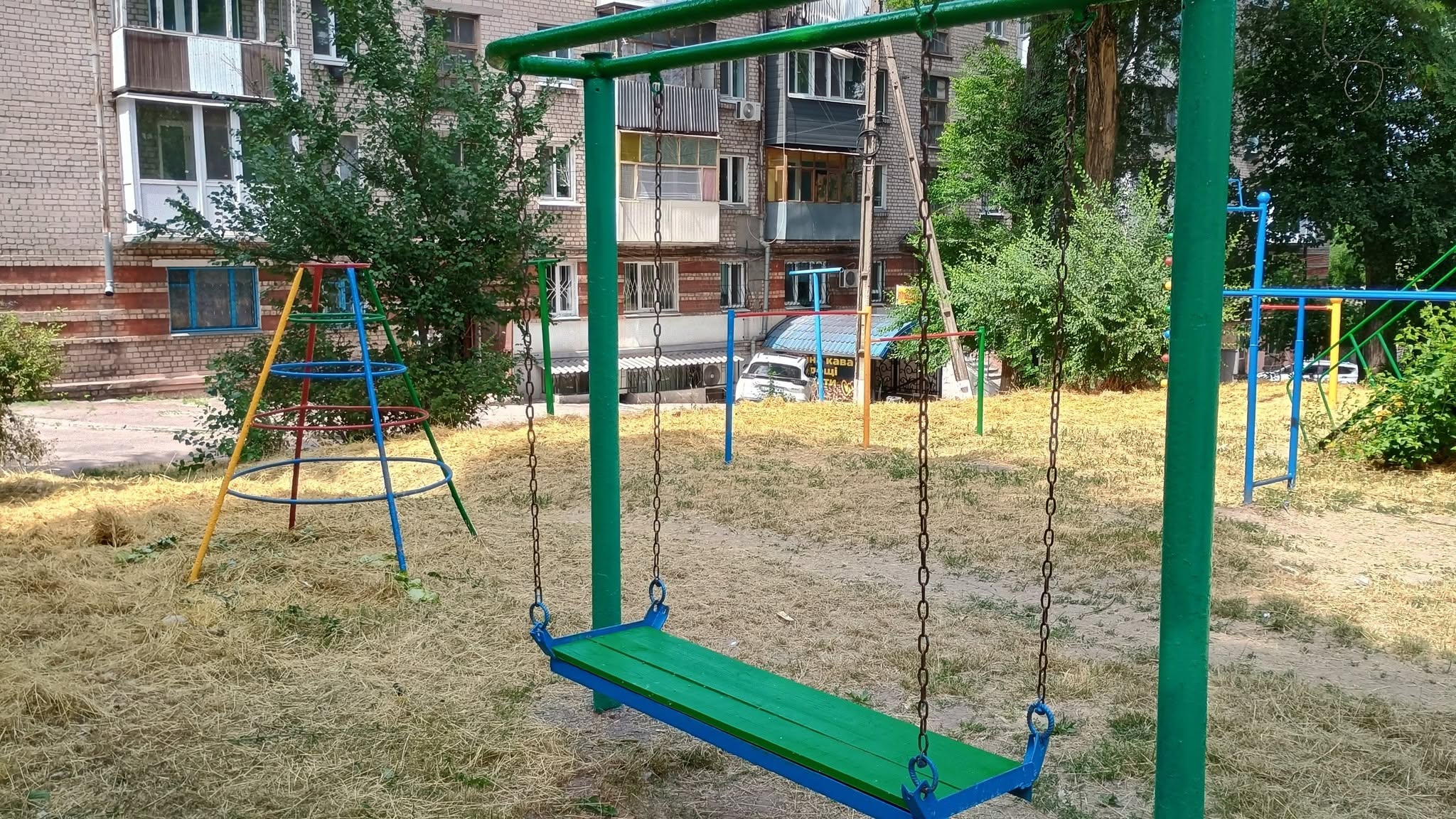 У Кам’янському впорядковують квітники та дитячі майданчики