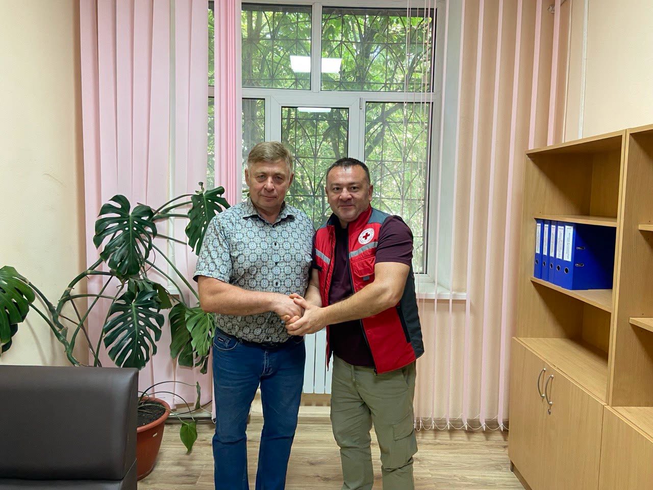 У Кам’янському служба зайнятості отримала сучасні аптечки від Товариства Червоного Хреста