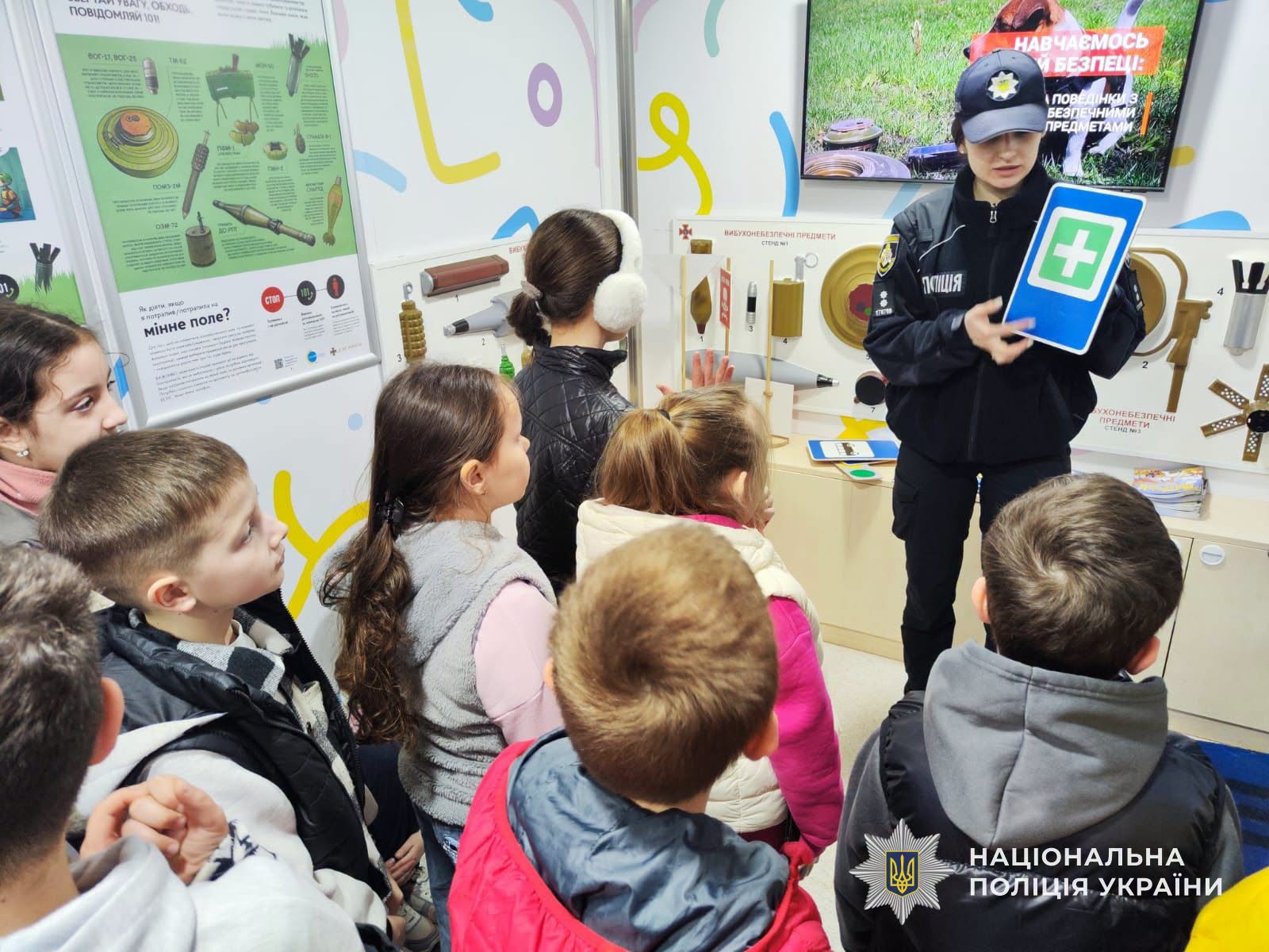 Відповідальність, людяність та бажання допомогти: будні ювенальної поліцейської Кам’янського