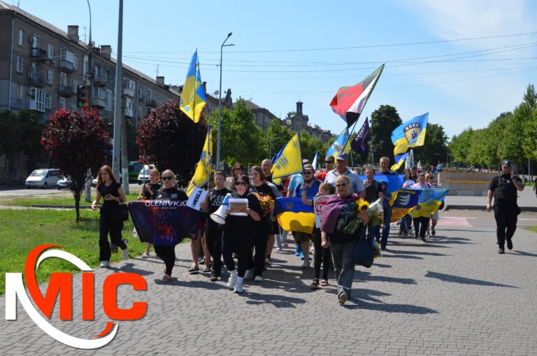 "Оленівка – пам’ятаємо, боремося, не мовчимо": у Кам’янському вшанували пам’ять загиблих воїнів та підтримали полонених