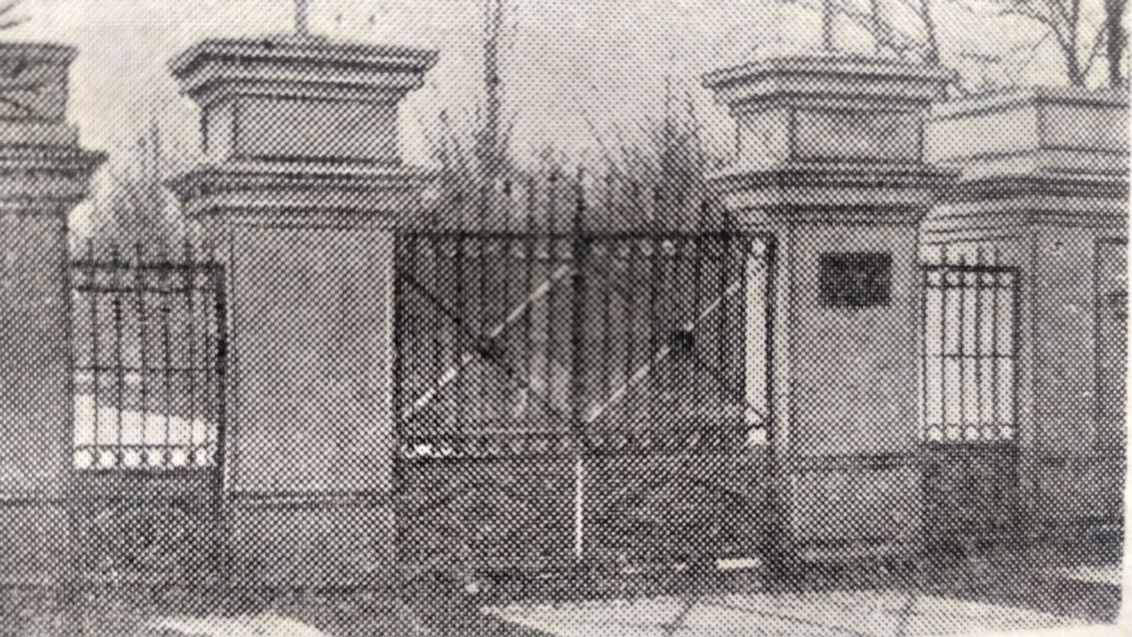 Вхід у міський парк з боку Гімназичного проспекту ( колишній пр. Пеліна)