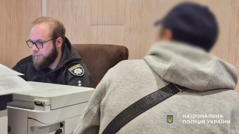 у Кам’янському судитимуть рецидивіста, який серед біла дня побив та пограбував пенсіонера