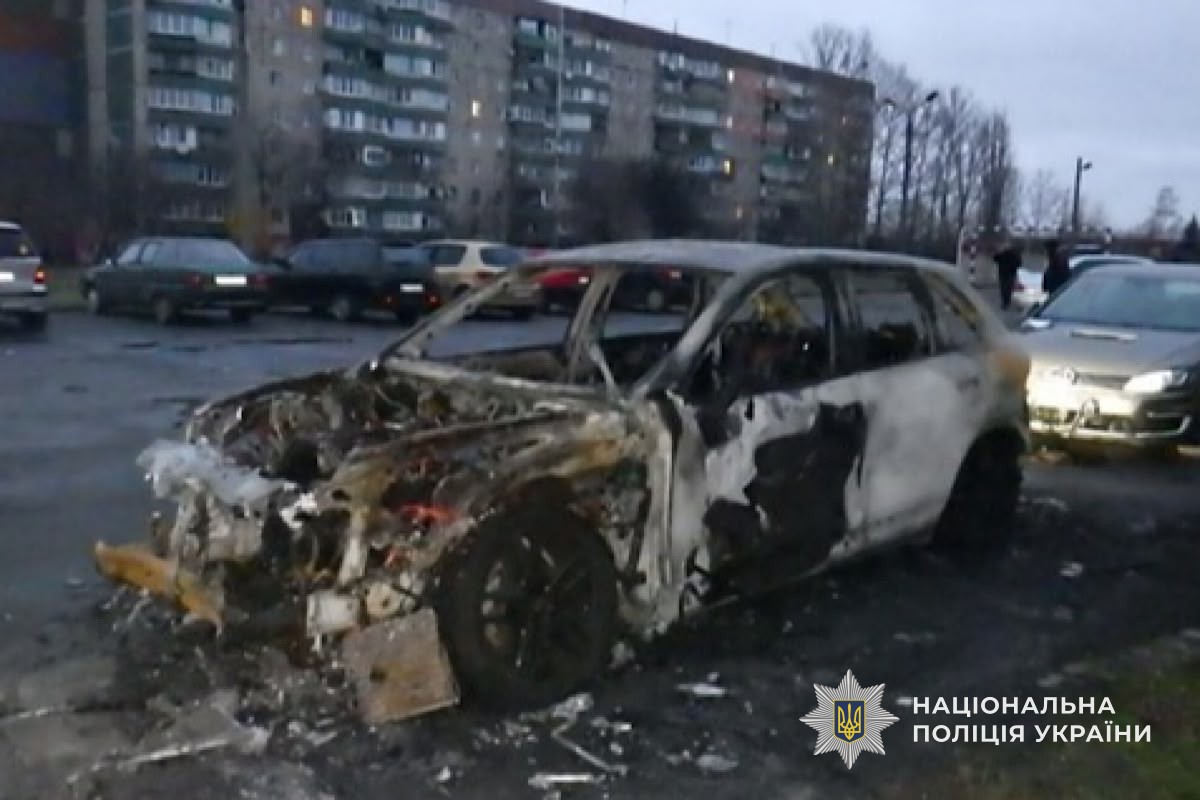 На Дніпропетровщині 16-річний хлопець підпалив три автомобілі