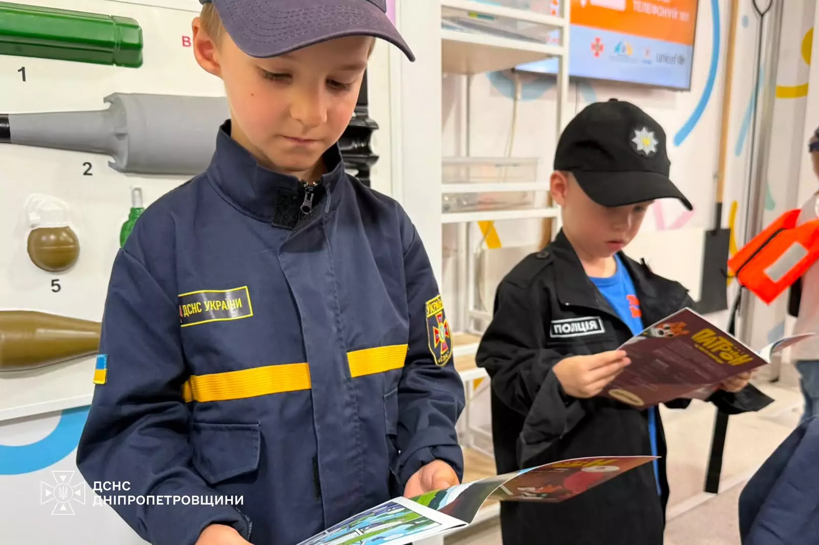 Рятувальники та поліцейські провели для найменших кам’янчан заняття у Мобільному класі безпеки