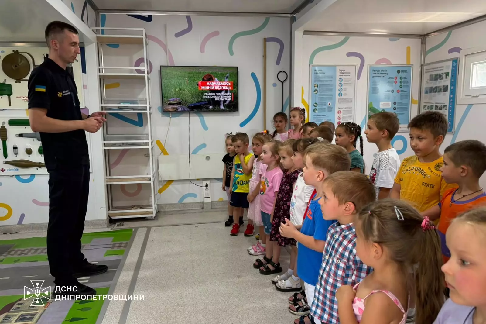 Рятувальники та поліцейські провели для найменших кам’янчан заняття у Мобільному класі безпеки