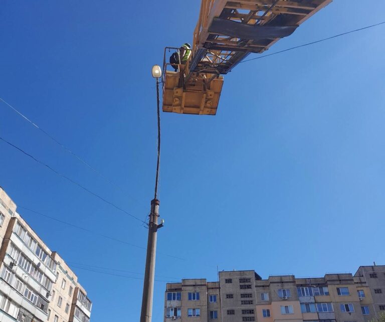 Кам’янські комунальники відновлюють зовнішнє освітлення міста