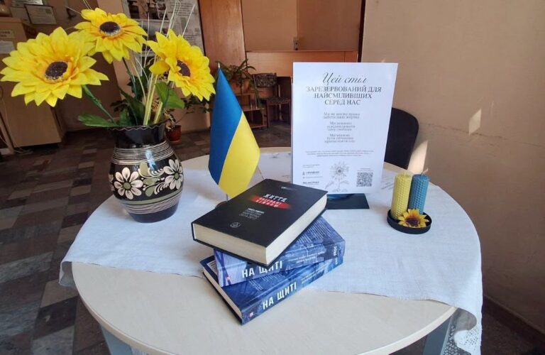 Порожній стілець і палаюча свічка: бібліотека на Шевченка долучилася до Всеукраїнської акції "Стіл пам’яті"