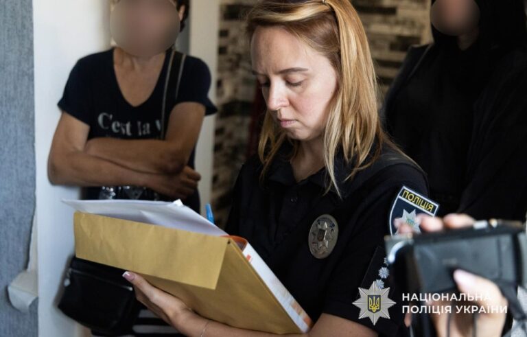 У Кам’янському викрили масштабний шахрайський "кол-центр", у якому ошукували іноземців за допомогою штучного інтелекту (відео)
