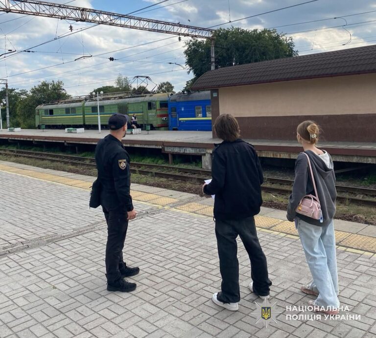 Небезпечна гра, яка може коштувати життя: поліцейські Кам’янського застерегли школярів від зачепінгу