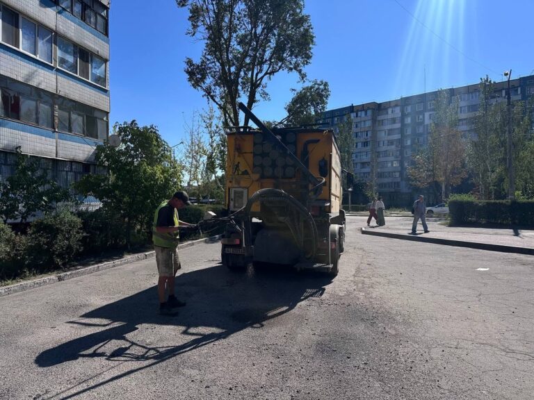 У Камʼянському ремонтують дороги та дворові проїзди