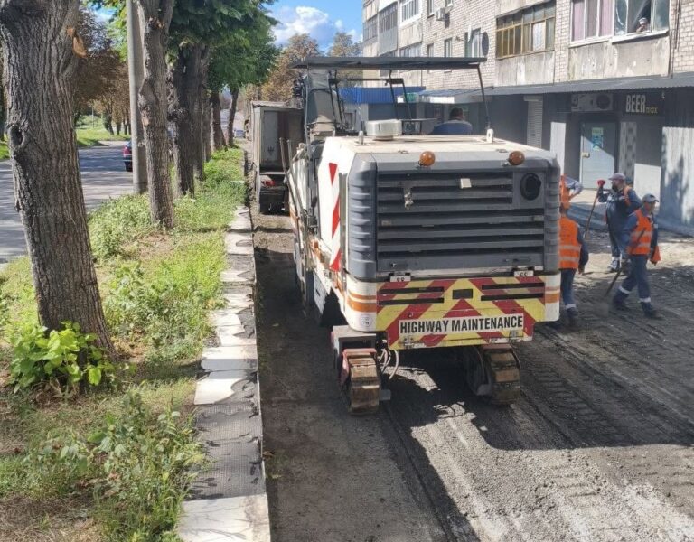 У Кам’янському продовжують оновлювати двори та тротуари