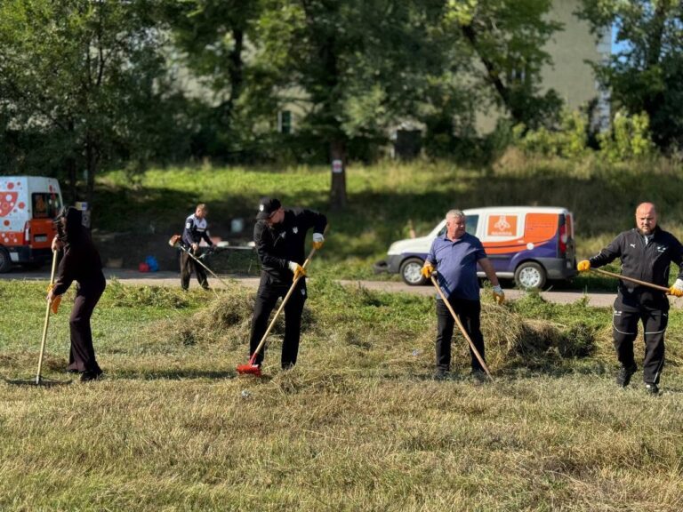 Команда Кам’янського центру будівництва та автотранспорту провела масштабне прибирання стадіону