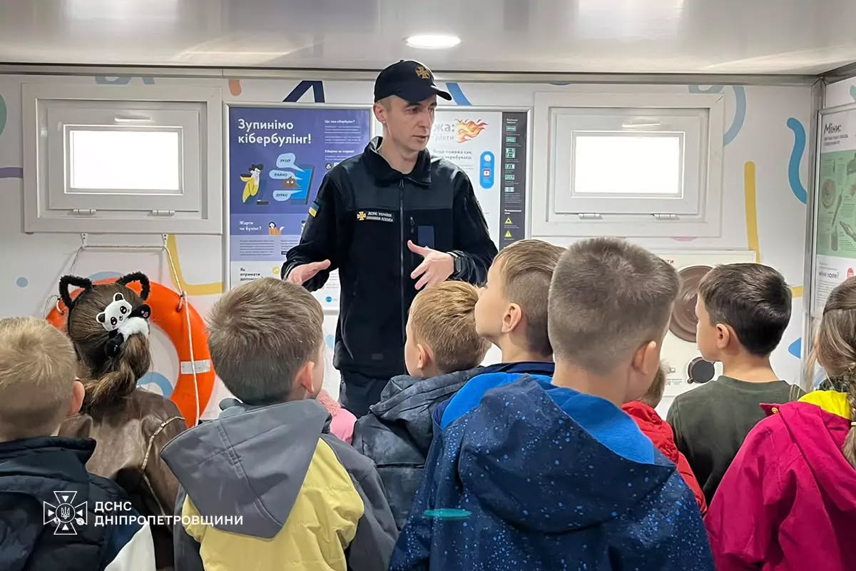 В Каменском продолжаются занятия для детей в Мобильном классе безопасности